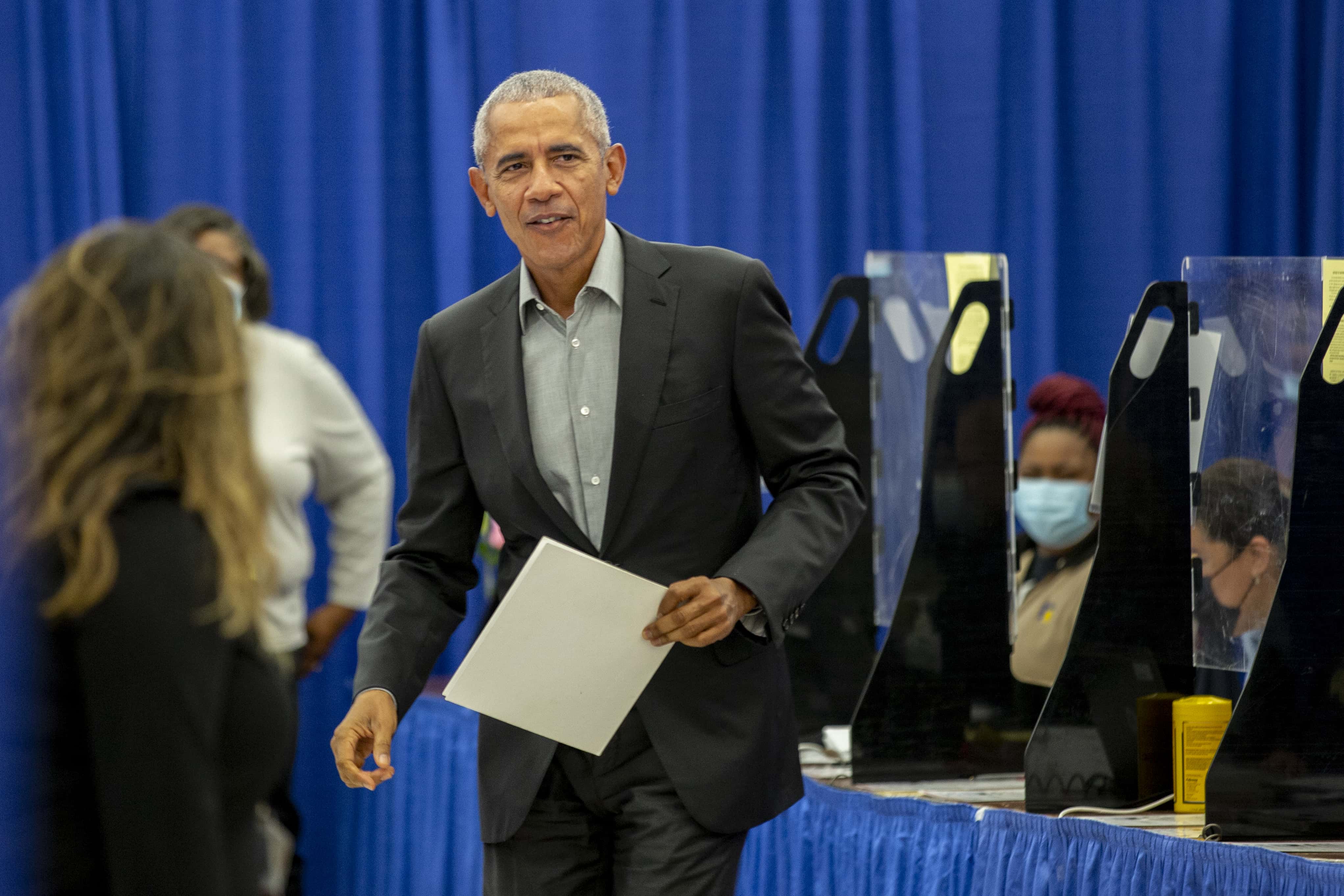 Former U.S. President Barack Obama goes to cast his vote at an early voting venue on October 17, 2022 in Chicago, Illinois.  Obama intends to campaign for Democrats in Georgia, Michigan, and Wisconsin&nbsp;ahead of the high-stakes Nov. 8 election.
