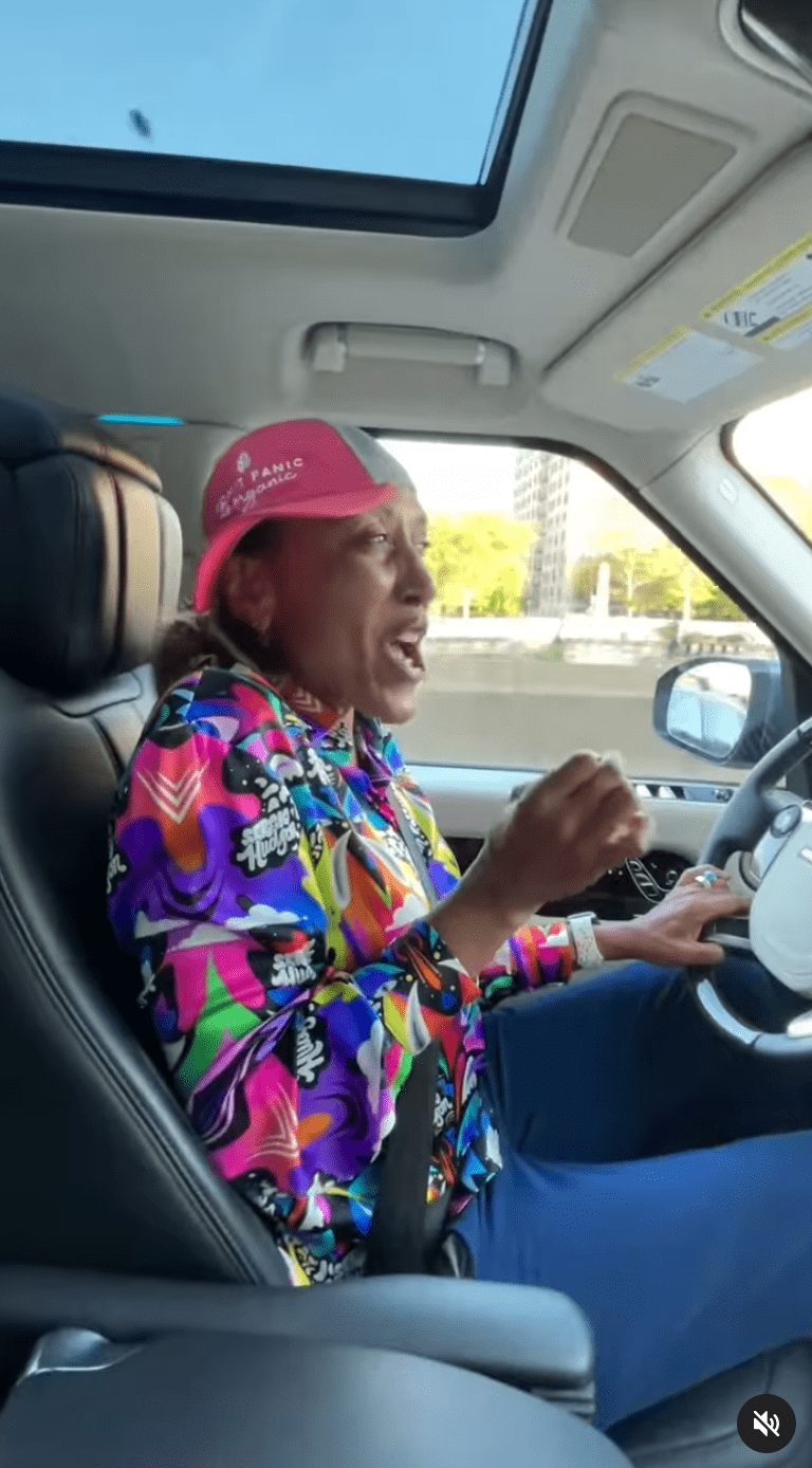 'GMA' Robin Roberts was completely immersed into singing as partner Amber Laign could be heard giggling in the background (@robinrobertsgma/Instagram)