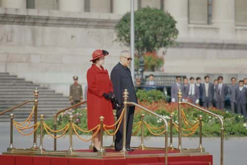 Queen Elizabeth II and Li Xiannian (1909 - 1992), the President of the People's Republic of China, standing outside the Great Hall of the People in Beijing during the Queen's visit to China, 13th October 1986. (Photo by Fox Photos/Hulton Archive/Getty Images)