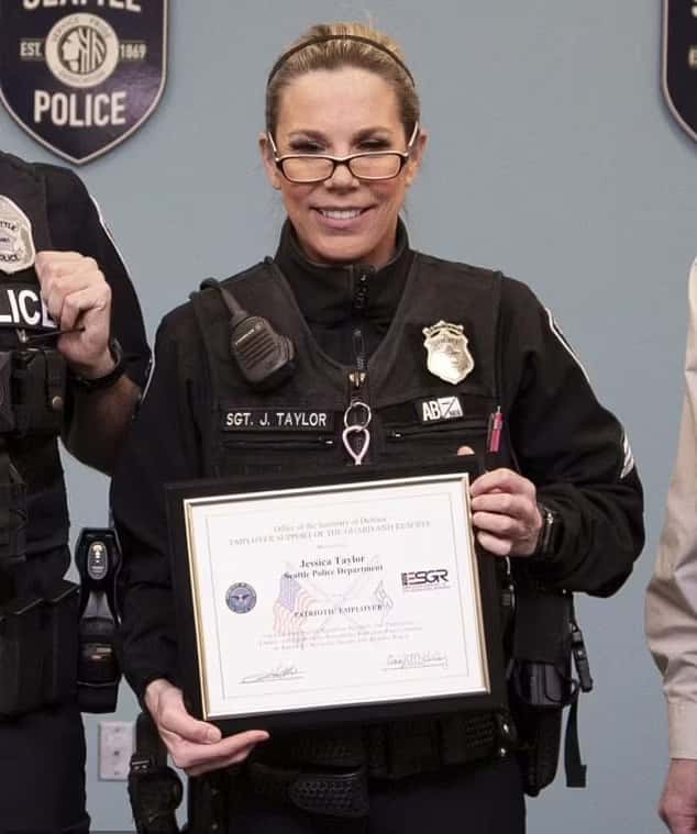 Lieutenant Jessica Taylor, who served in the Seattle Police Department for 23 years, handed in her notice - but instead of filling out a mandatory exit survey, she decided to write a long-winded letter addressed to the police chief (Seattle PD)