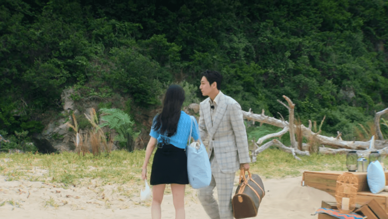 'Single's Inferno' Season 2 stars Kim Se-jun choosing Lee So-e for paradise date(Netflix)