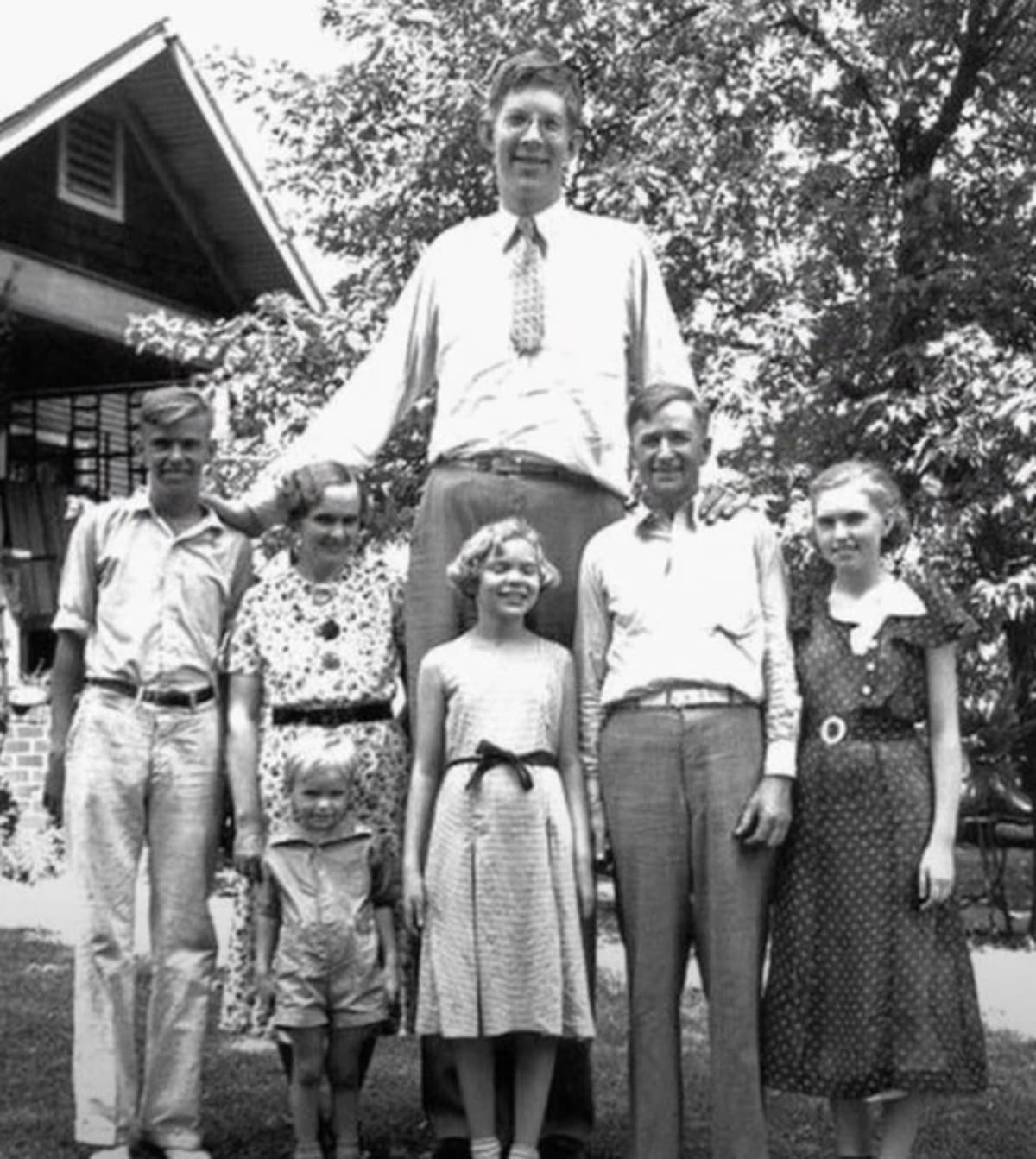 Robert Wadlow with his family (TheStoryBehind/YouTube)