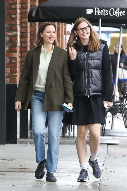 Jennifer and Violet were all smiles as they walked past a Peet's coffee shop on the sidewalk. (Backgrid)