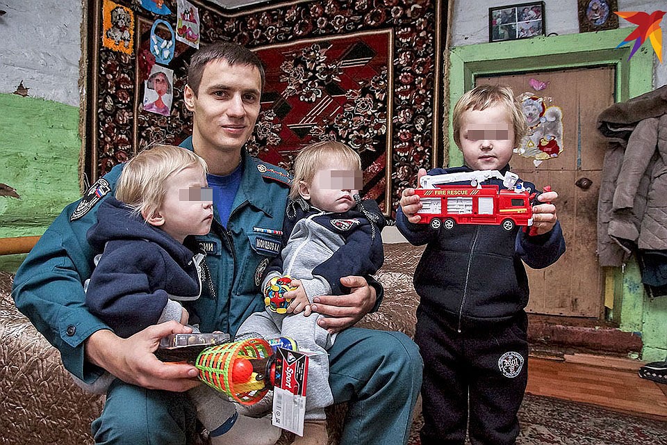 Fireman Aleksandr Mordvov had previously saved children Danil (right) and the twins Sasha and Denis from a fire (Komsomolskaya Pravda) 